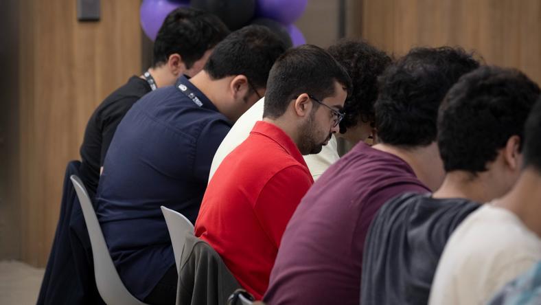 炮火,AI,全球飘零:逆潮中的伊朗开发者